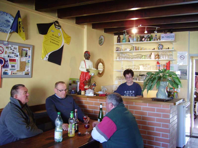 L'intérieur du café Chez Madeleine à Saint Péraville